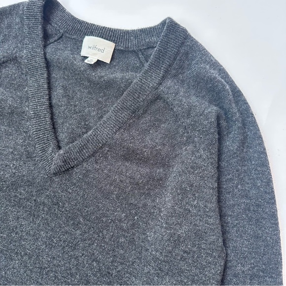 [SOLD] Aritzia Wilfred Grey Wool and Cashmere V-Neck Relaxed Fit Sweater size XS - Picture 5 of 14